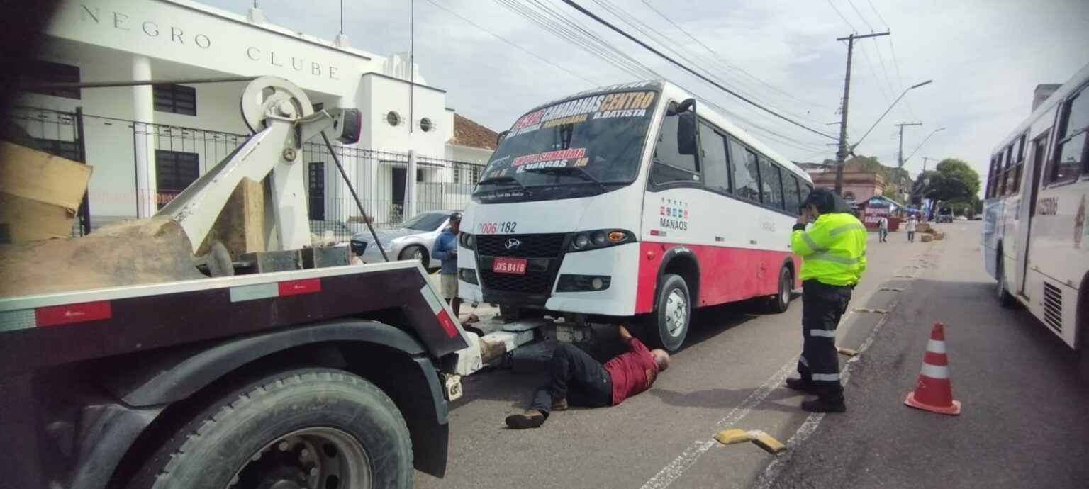 Prefeitura de Manaus apreende micro-ônibus com risco de incêndio e condutora sem habilitação adequada no Centro