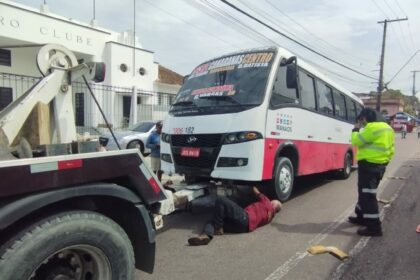 Prefeitura de Manaus apreende micro-ônibus com risco de incêndio e condutora sem habilitação adequada no Centro