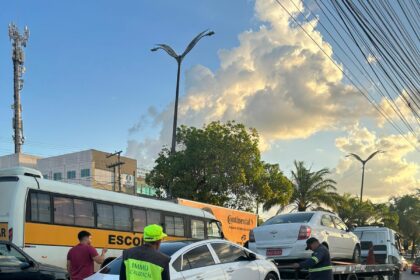 Prefeitura de Manaus apreende transporte irregular na avenida Noel Nutels