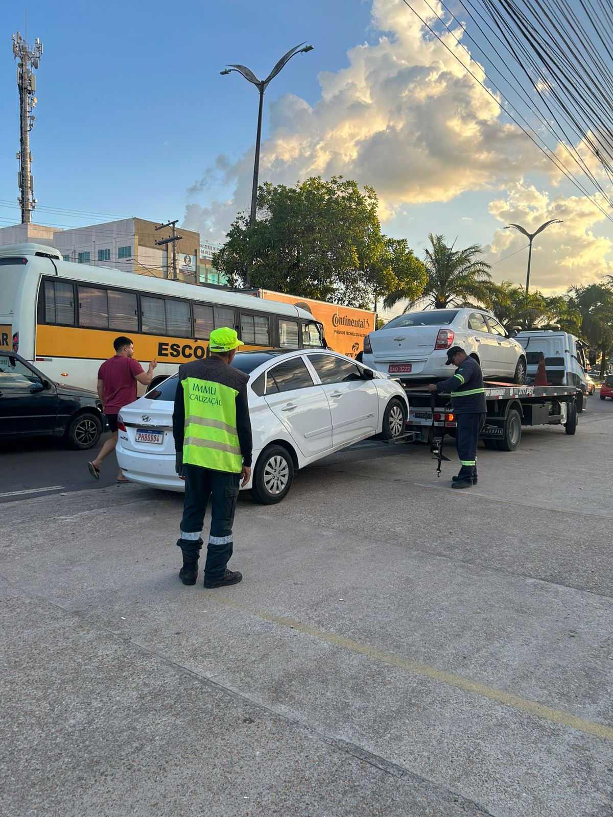 Prefeitura de Manaus apreende transporte irregular na avenida Noel Nutels