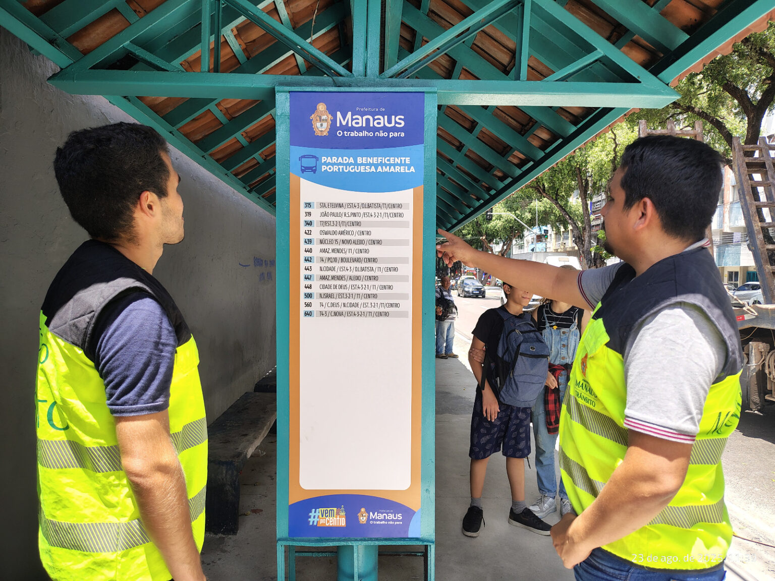 Prefeitura revitaliza paradas de ônibus na avenida Getúlio Vargas