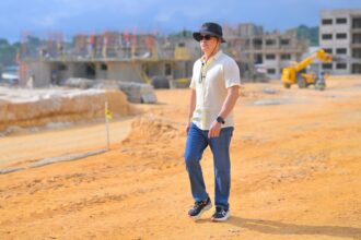 Prefeito David Almeida destaca avanço das obras do residencial Mário Haddad, na avenida do Turismo