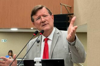 Zé Ricardo realiza ação no Coroado e diz que comunidade foi ‘abandonada’ pelo Poder Público