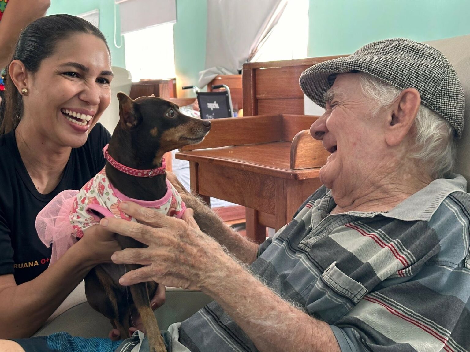 Prefeitura de Manaus promove sessão de ‘Pet Terapia’ para idosos em parceria com a Polícia Militar