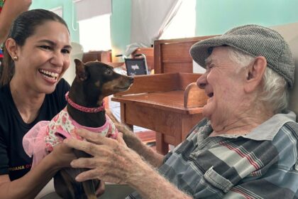 Prefeitura de Manaus promove sessão de ‘Pet Terapia’ para idosos em parceria com a Polícia Militar