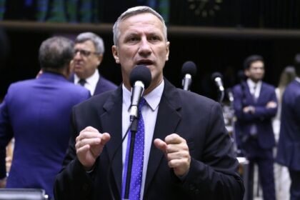 Oposição afirma que resposta ao tarifaço dos EUA deve ser a votação do projeto da anistia
