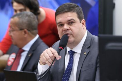 Comissão aprova projeto que garante doula e tradutor de Libras em maternidades