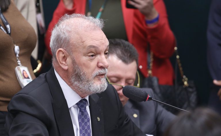 Comissão aprova pena maior para crime de discriminação contra idoso, quando cometido na internet