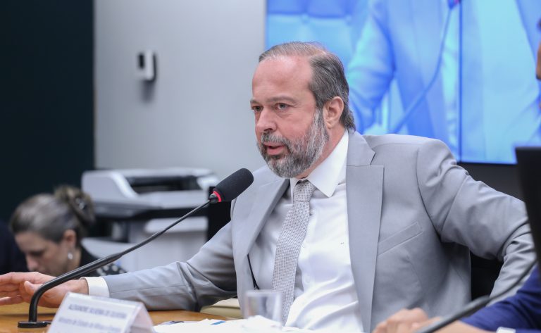 Comissão recebe ministro de Minas e Energia para falar sobre petróleo, energia nuclear e recursos de Itaipu