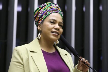 Deputada defende votação de propostas para proteger crianças e adolescentes na internet; ouça a entrevista