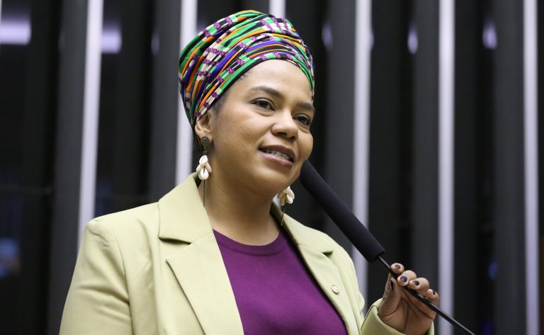 Deputada defende votação de propostas para proteger crianças e adolescentes na internet; ouça a entrevista