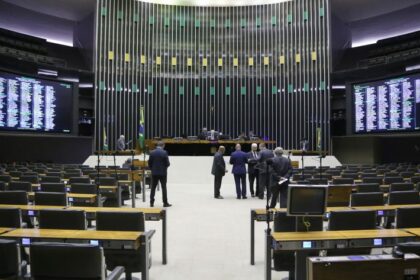 Câmara aprova urgência para projeto que prevê suspensão de 6 meses a deputado que impedir atividade legislativa