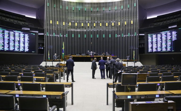Deputados aprovam urgência para projeto sobre proteção de crianças em ambiente digital