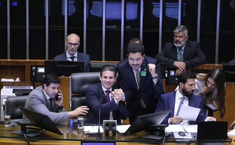 Motta cria grupo de trabalho para debater propostas de proteção a menores na internet