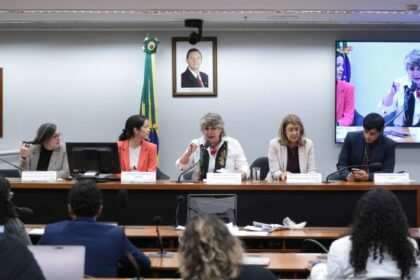 Preço alto de novos medicamentos para HIV impedem oferta pelo SUS, dizem especialistas