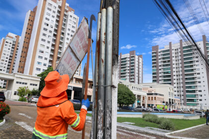 Prefeitura de Manaus notifica aplicação de lambe-lambe em flagrante e aciona empresas