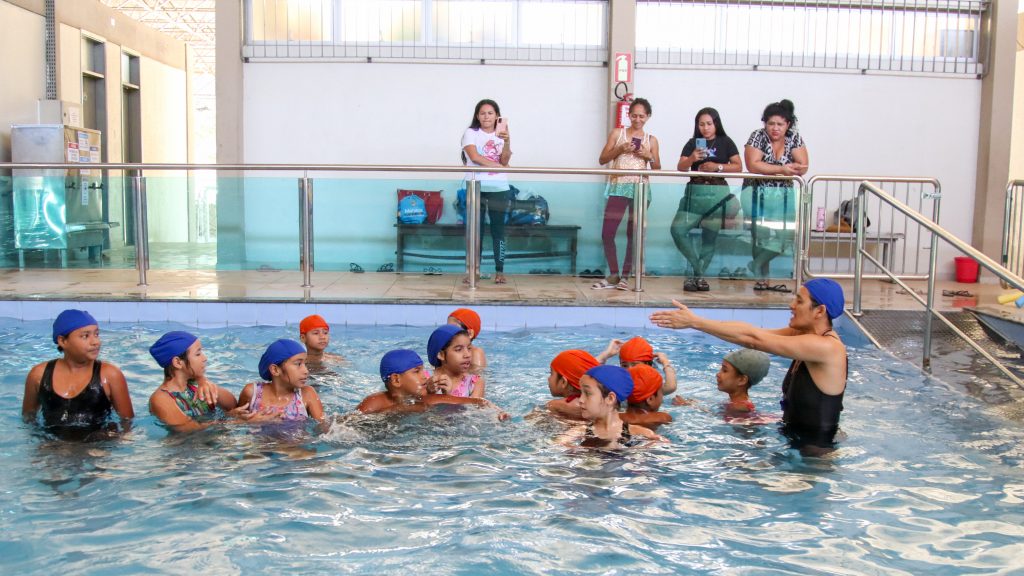 Prefeitura e Aleam oferecem aulas de natação à escola da Semed