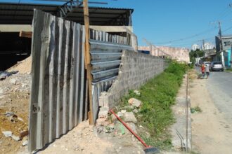 Prefeitura embarga construção com vergalhões em calçada no Parque 10