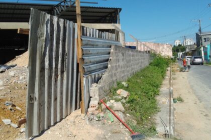 Prefeitura embarga construção com vergalhões em calçada no Parque 10