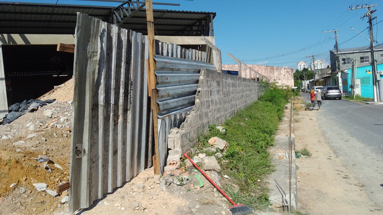 Prefeitura embarga construção com vergalhões em calçada no Parque 10