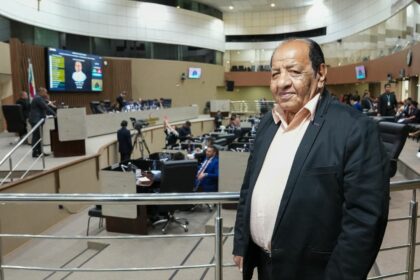 Câmara Municipal de Manaus homenageia servidor que completa 40 anos de serviço na instituição