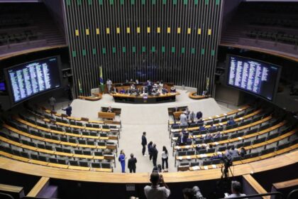 Deputados da oposição ocupam a Mesa do Plenário da Câmara