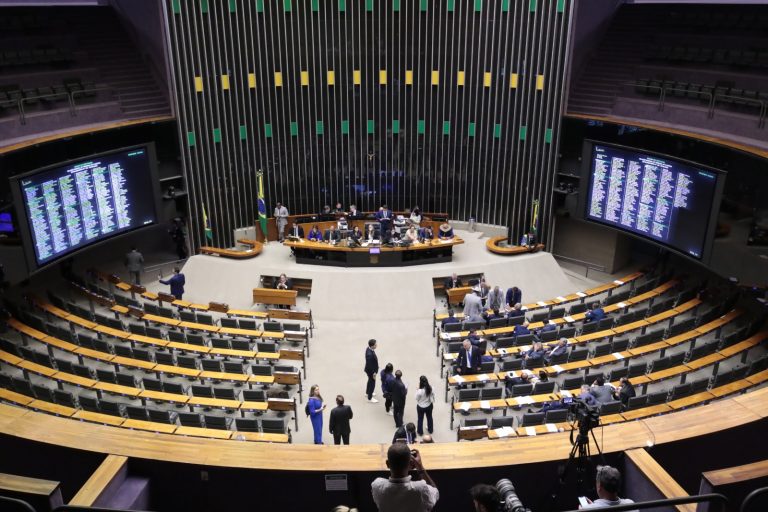 Deputados da oposição ocupam a Mesa do Plenário da Câmara