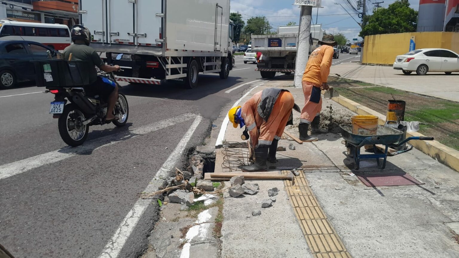 Prefeitura de Manaus recupera drenagem superficial