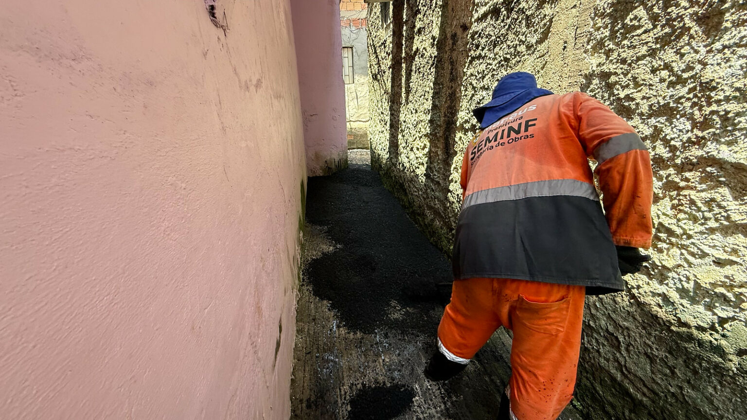 Prefeitura leva asfalto aos becos do Morro da Liberdade