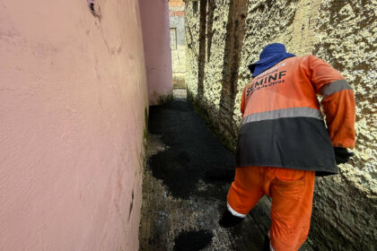 Prefeitura leva asfalto aos becos do Morro da Liberdade
