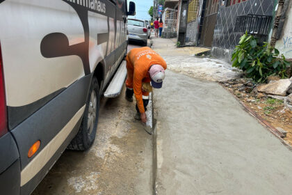 Prefeitura de Manaus reforça rede de drenagem e recupera passeio público na rua Lóris Cordovil, no Alvorada