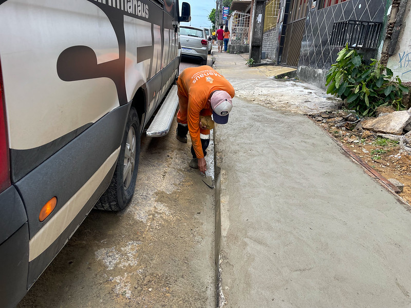 Prefeitura de Manaus reforça rede de drenagem e recupera passeio público na rua Lóris Cordovil, no Alvorada