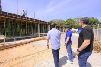 Prefeito David Almeida vistoria obras de assistência social e saúde