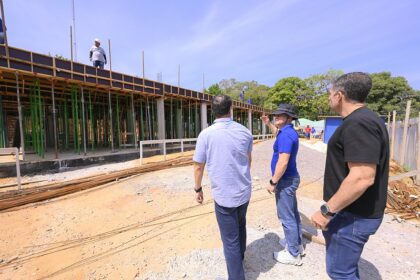 Prefeito David Almeida vistoria obras de assistência social e saúde