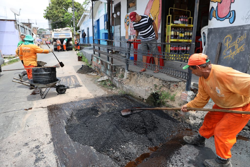 Prefeitura de Manaus leva asfalto a comunidade São Sebastião