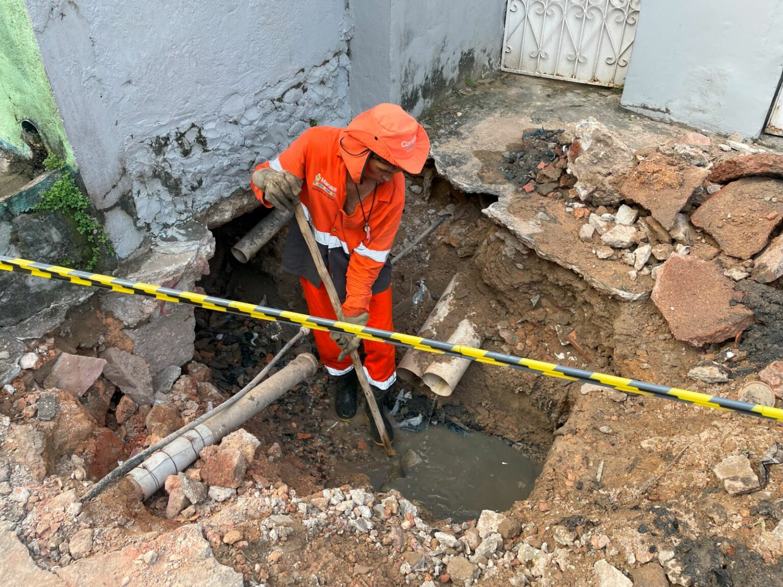 Ação emergencial da prefeitura substitui tubulações danificadas e orienta moradores sobre uso correto da rede de drenagem