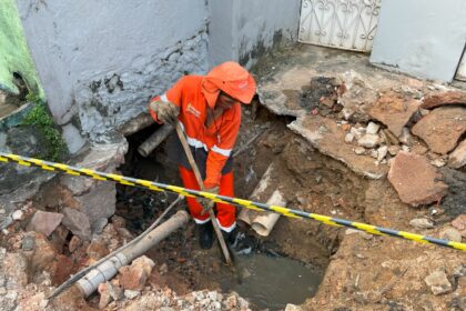 Ação emergencial da prefeitura substitui tubulações danificadas e orienta moradores sobre uso correto da rede de drenagem
