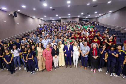 Assembleia Legislativa do Amazonas recebe estudantes para debater prevenção ao suicídio