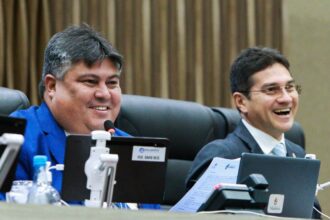 Presidente David Reis propõe leis para fortalecer saúde de crianças e adolescentes nas escolas de Manaus