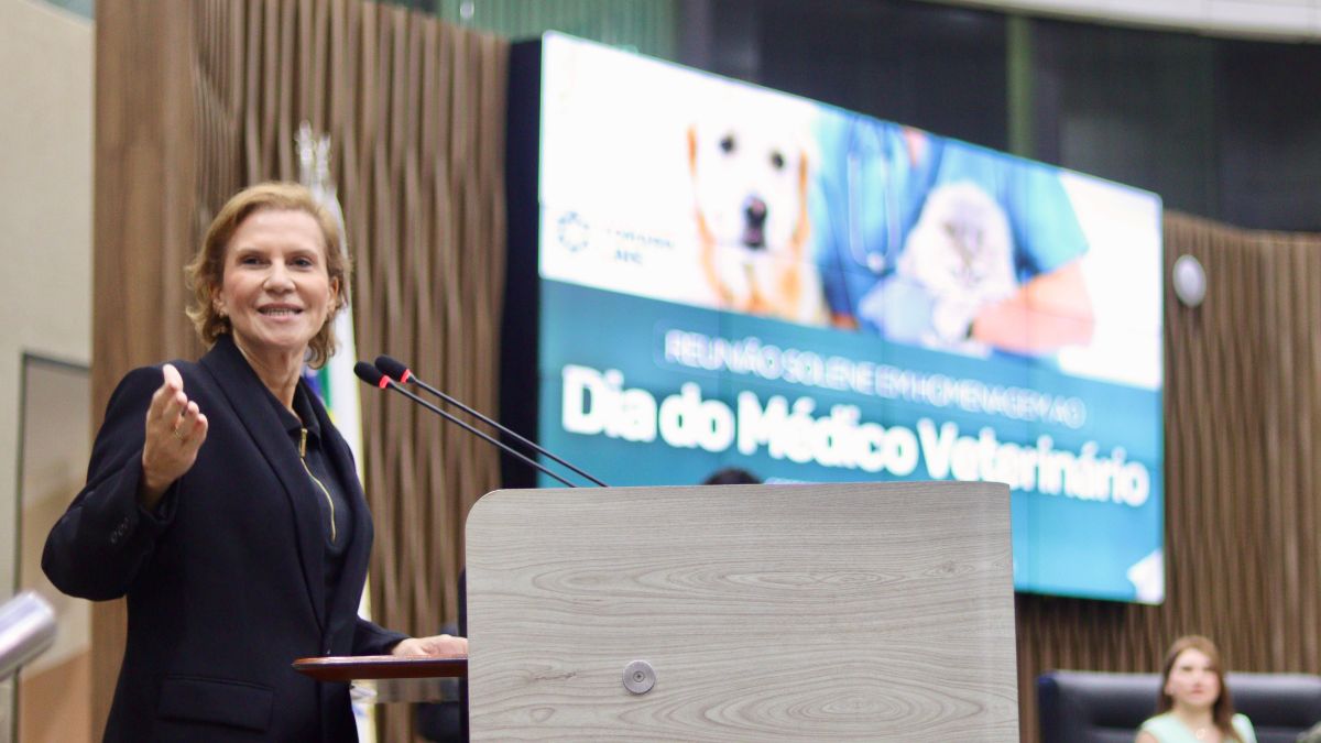 Yomara Lins presta homenagem a médicos veterinários em Reunião Solene na Câmara Municipal de Manaus