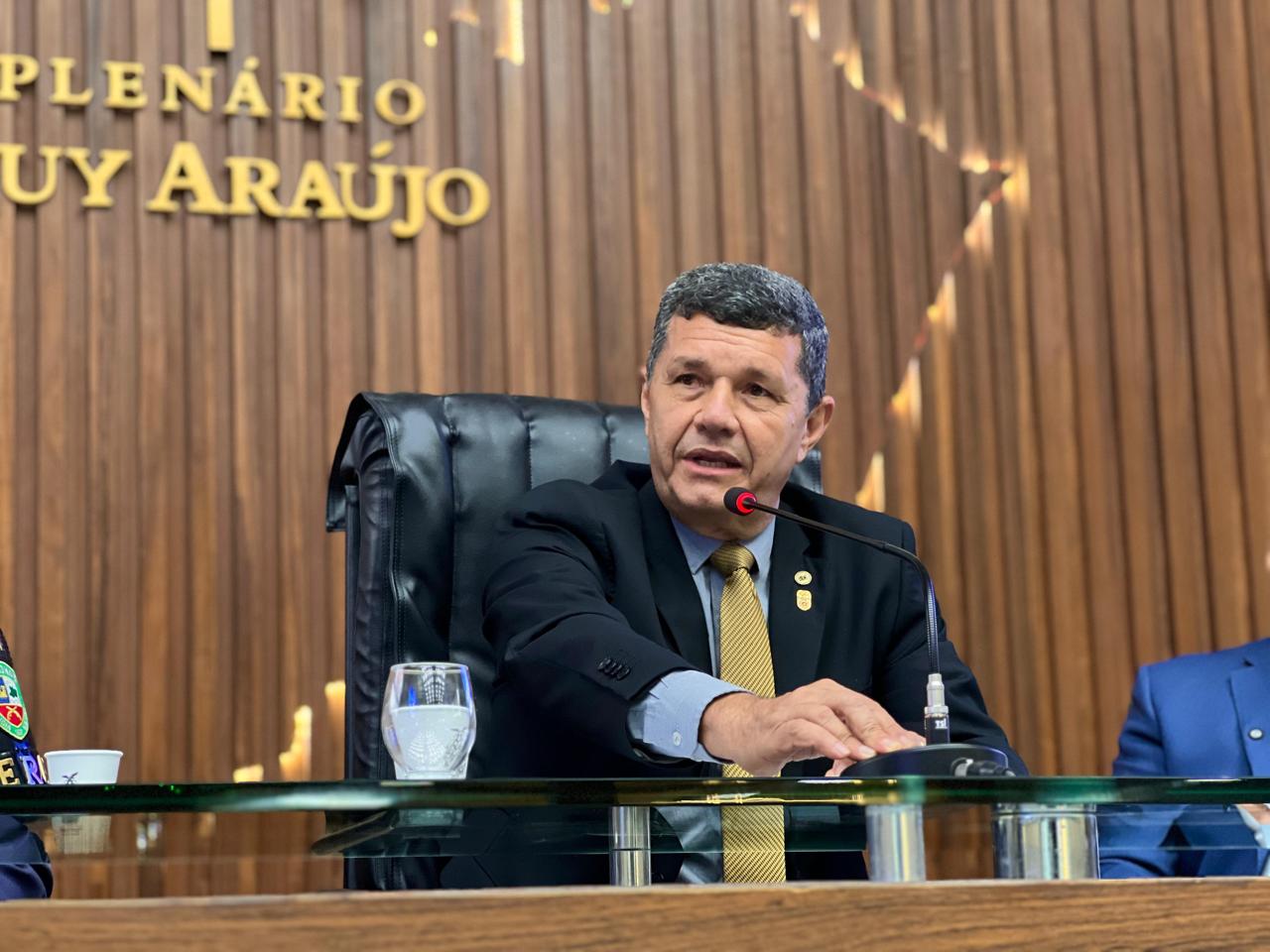 Comandante Dan propõe Medalha Ruy Araújo ao escritor Milton Hatoum