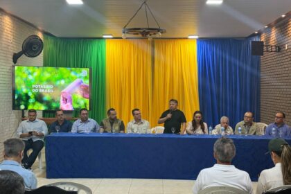 Deputado Sinésio Campos reforça apoio ao Projeto Potássio Autazes durante agenda no município