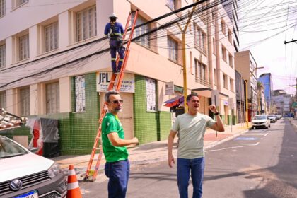 Prefeito fiscaliza ação de despoluição visual na Quintino Bocaiúva