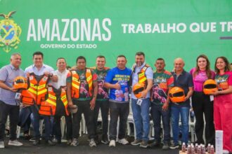 Detran-AM contempla 100 mototaxistas com kit de segurança no município de Novo Airão