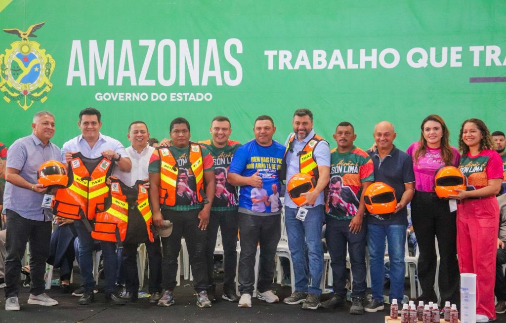 Detran-AM contempla 100 mototaxistas com kit de segurança no município de Novo Airão