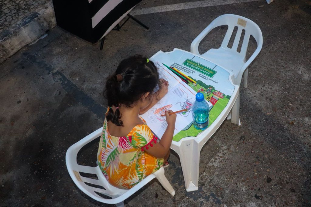 Detran-AM: Ação educativa na Ponta Negra conscientiza sobre o trânsito seguro
