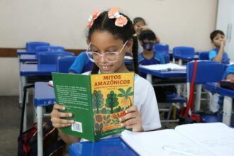 Professora da rede estadual promove ação cultural com valorização da narrativa indígena e doação de livros em escolas públicas