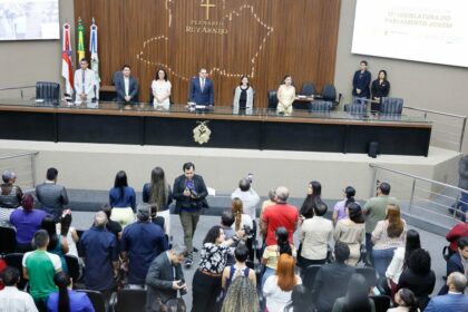 Estudantes assumem mandatos simbólicos na Aleam e vivenciam rotina como deputados no Parlamento Jovem 2025