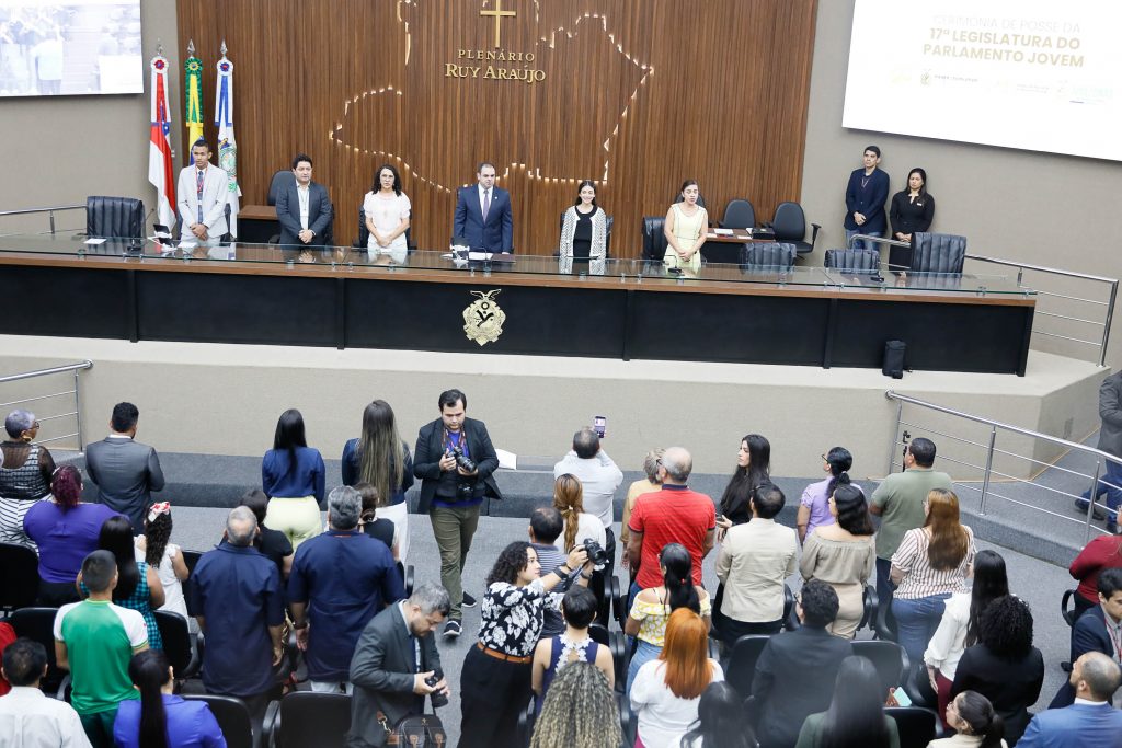 Estudantes assumem mandatos simbólicos na Aleam e vivenciam rotina como deputados no Parlamento Jovem 2025