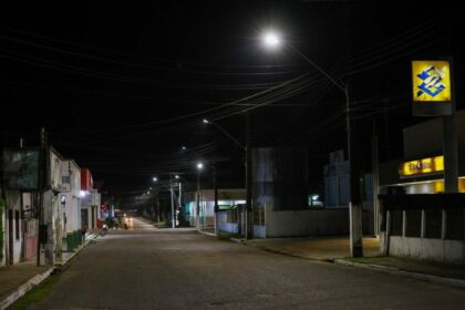 Governador Wilson Lima inaugura iluminação pública de LED e visita obra de ampliação do sistema de abastecimento de água de Carauari
